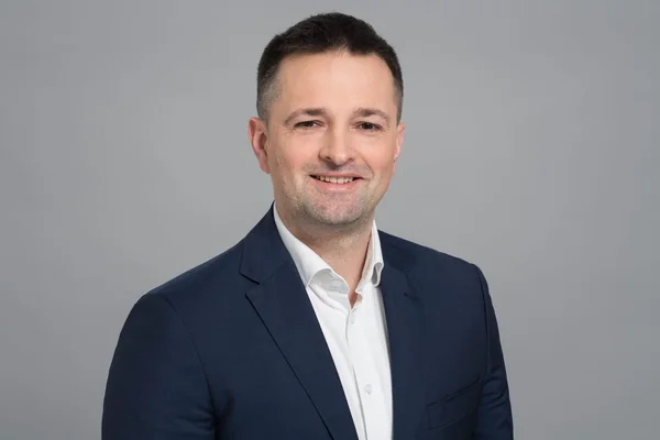 Polska jest w czołówce wdrażania AI, ale 6 na 10 firm traktuje ją jak krótkoterminowy eksperyment