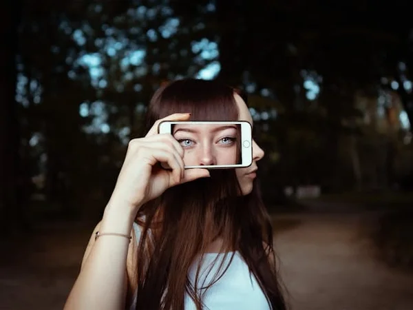 13,2 tys. reklam z deepfake’ami. 66 proc. Polaków nie rozpoznaje fałszywego głosu AI