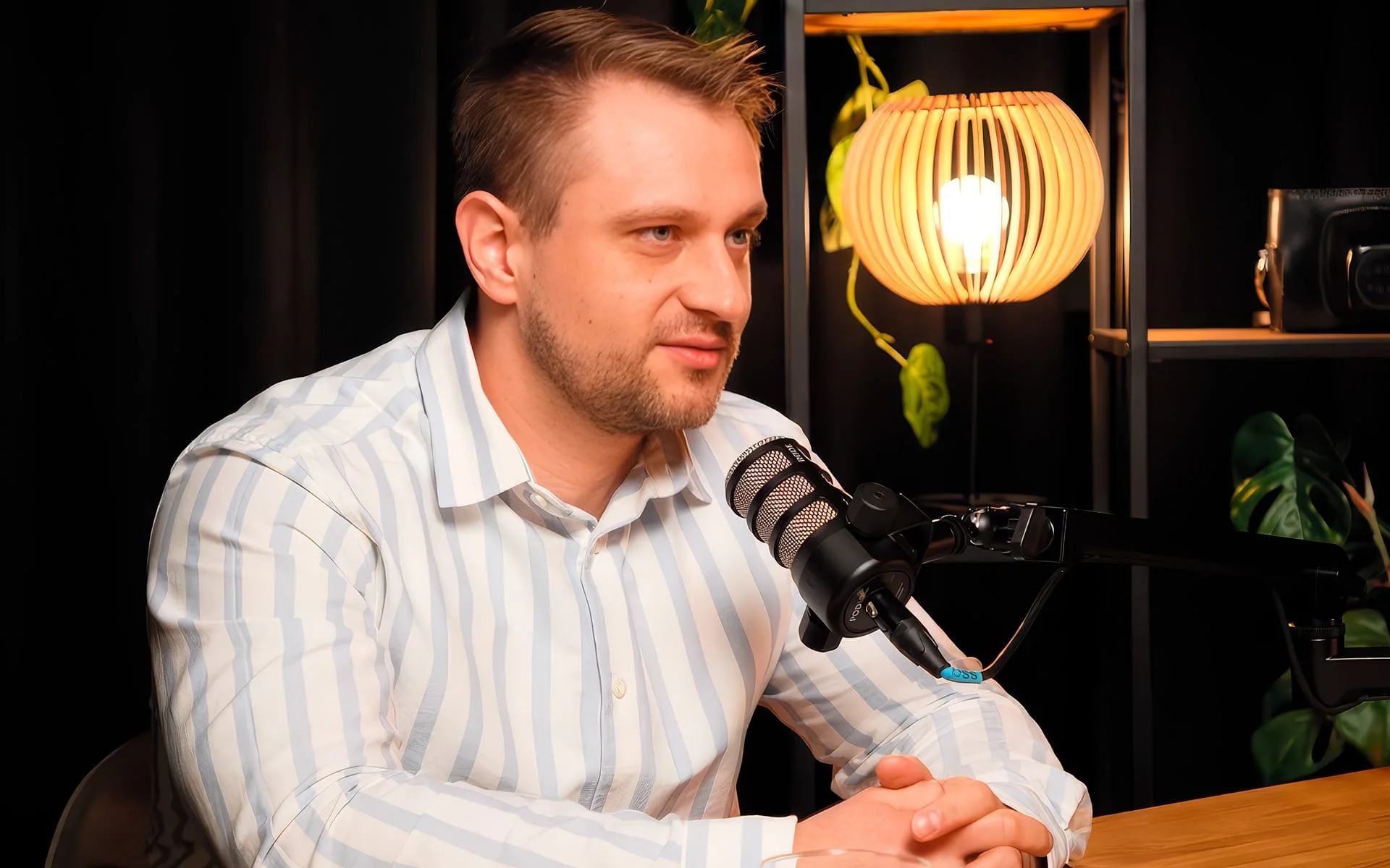 Niekontrolowane AI w biurze. Specjalista o zagrożeniach i rozsądnym wdrażaniu technologii.