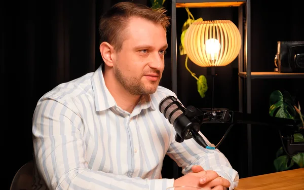 Niekontrolowane AI w biurze. Specjalista o zagrożeniach i rozsądnym wdrażaniu technologii.
