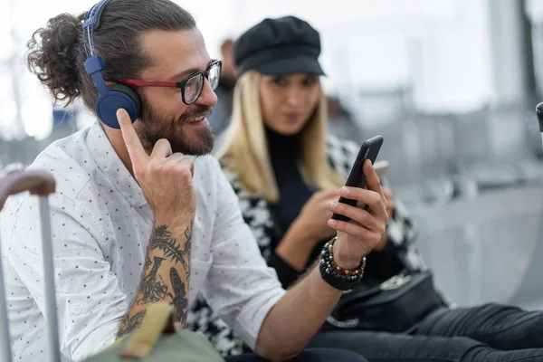 „Chcę polecieć w ciepłe miejsce za mniej niż 200 euro”. Kiwi.com wpuszcza wyszukiwarkę lotów do czatów AI