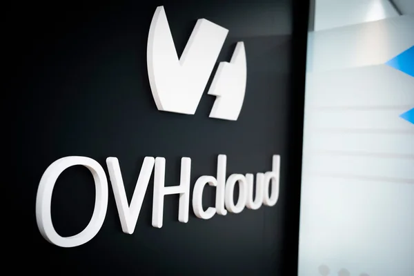 Serwery OVHcloud i logo SambaNova na tle schematu przepływu danych symbolizującego inferencję AI, układ poziomy 3:2