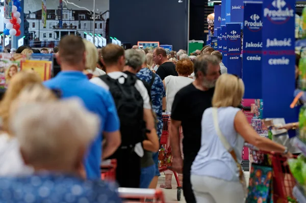 Niemal połowa zgłoszeń klientów Carrefour obsługiwana przez AI. Firma podsumowuje efekty Karola