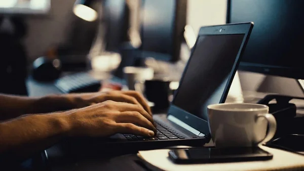 Rankingi modeli AI mają ograniczoną wartość. Badanie pokazuje, dlaczego nie ma jednego najlepszego LLM