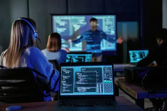 Firmy szkolą pracowników z cyberbezpieczeństwa, ale wciąż nie są gotowe na ataki z użyciem AI