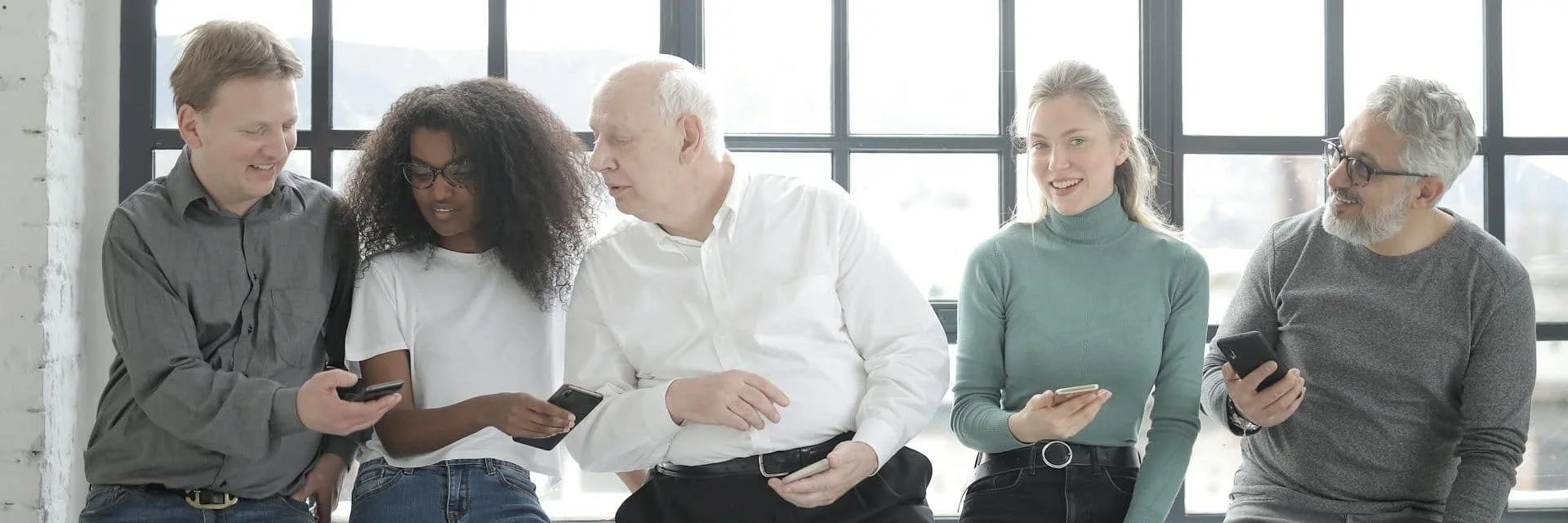 Baby boomers nie ufają AI. Mimo to pytają ją o zdrowie, pieniądze i emocje