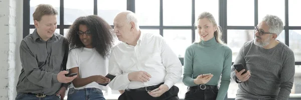 Baby boomers nie ufają AI. Mimo to pytają ją o zdrowie, pieniądze i emocje